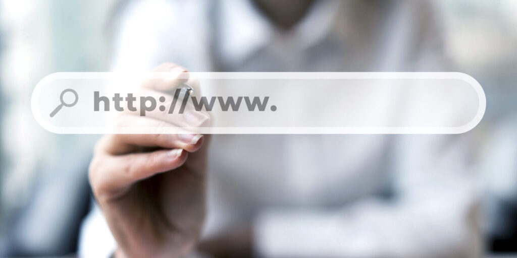 Personas escribiendo el comienzo de una URL