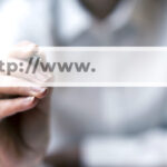 Personas escribiendo el comienzo de una URL